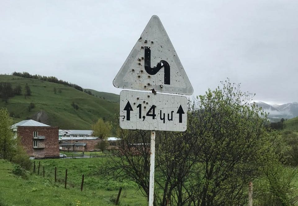 Հանրապետության ավտոճանապարհներին արձանագրվում են ճանապարհային նշանների վնասման, անհետացման դեպքեր