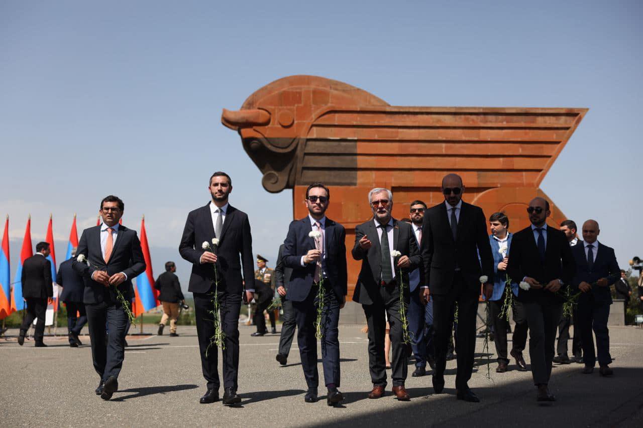 Հանրապետության տոնի առթիվ ԱԺ «Քաղաքացիական պայմանագիր» խմբակցության անդամներն այցելել են Սարդարապատի հուշահամալիր