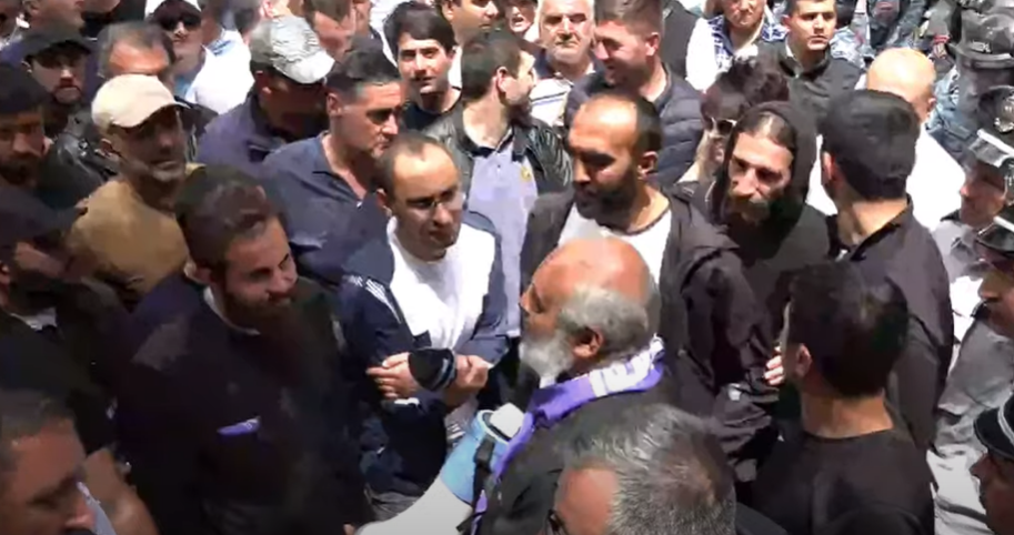 «Տավուշը հանուն հայրենիքի» նախաձեռնությունը Բագրատ սրբազանի գլխավորությամբ բողոքի ակցիա է իրականացնում Հանրապետության հրապարակում