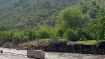 Մ-6 ճանապարհի փլուզված հատվածում տեղադրվում են երկաթբետոնե խորանարդիկներ