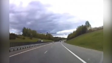 Տեսագրվել է, թե որքան ցածր է ինքնաթիռը թռել Յարոսլավլի մայրուղու երկայնքով. այն վախեցրել է վարորդներին