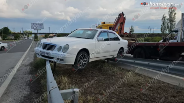 Երևան-Աշտարակ ճանապարհին «Mercedes»-ը հայտնվել է բաժանարար գոտու երկաթե արգելապատնեշների վրա