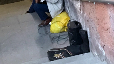 Երևանում 56-ամյա տղամարդը գողացել է փողոցում նվագող տղամարդու՝ մետաղադրամներով լցված արկղը