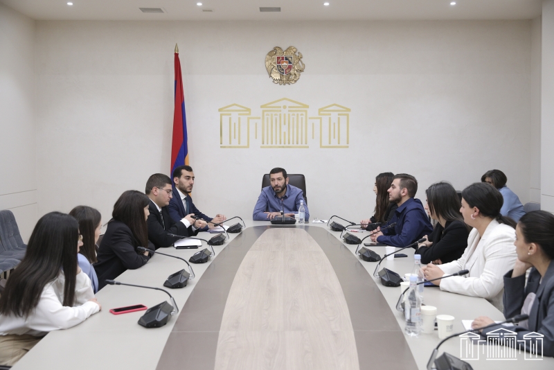 Ռուստամ Բաքոյանը հանդիպել է Ազգային ժողովրդավարության ինստիտուտի երիտասարդների հետ