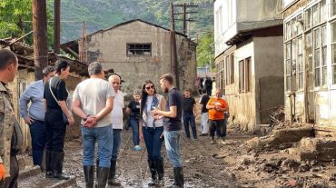 Արեն Մկրտչյանը Անահիտ Մանասյանի հետ շրջել է Ալավերդիում, զրուցել աղետից տուժած քաղաքացիների հետ
