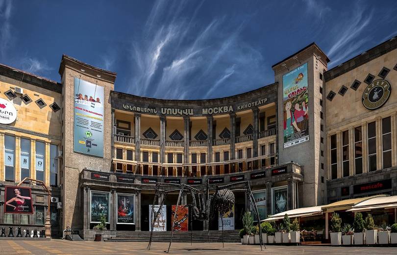 «Մոսկվա» կինոթատրոնի  տանիքից 2 քաղաքացի վայր է ընկել
