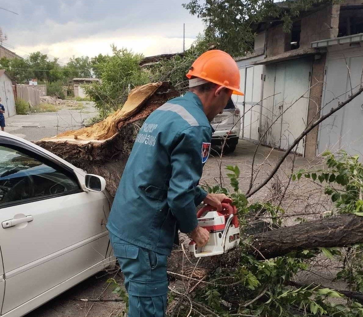 Փրկարարները ծառի կոտրված ճյուղը հեռացրել են  ավտոմեքենայի վրայից
