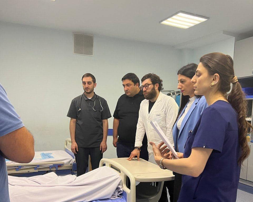 Անահիտ Մանասյանը տեսակցում է հավաքի վայրում վնասվածքներ ստացած անձանց