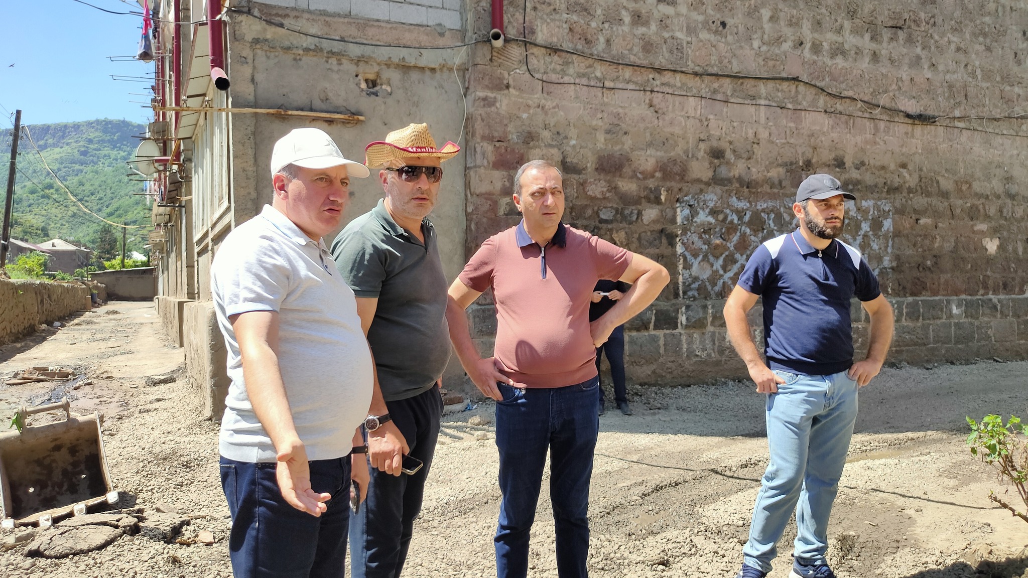 Լոռու մարզպետը, ՏԿԵՆ գլխավոր քարտուղարն ու Ալավերդու ղեկավարն այցելել են հեղեղումներից առավել տուժած Սանահին կայարան թաղամաս և Թումանյան փողոց