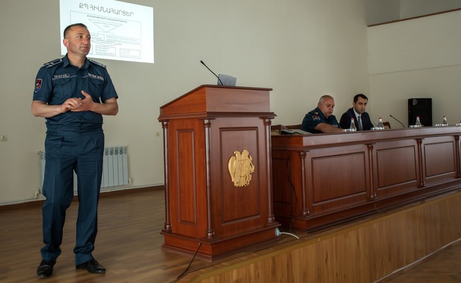 Գեղարքունիքի մարզպետի աշխատակազմում անցկացվել է զրույց-քննարկում և ցուցադրական հատուկ տակտիկական ուսումնավարժանք