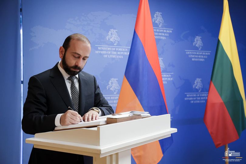 Արարատ Միրզոյանը գրառում է կատարել Լիտվայի ԱԳՆ հյուրերի մատյանում