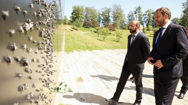 Արարատ Միրզոյանը ծաղիկներ է զետեղել «Կոմունիզմի զոհերի հիշատակին նվիրված հուշահամալիրի» մոտ