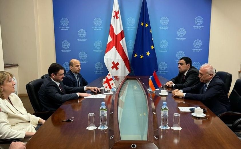 Դեսպան Աշոտ Սմբատյանը հանդիպում է ունեցել Վրաստանի ԱԳ նախարարի տեղակալի հետ