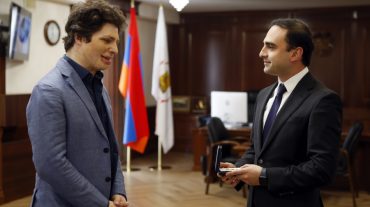 Տիգրան Ավինյանը աշխարհահռչակ ջութակահար Ավգուստին Հադելիխին պարգևատրել է Երևանի քաղաքապետի ոսկե մեդալով