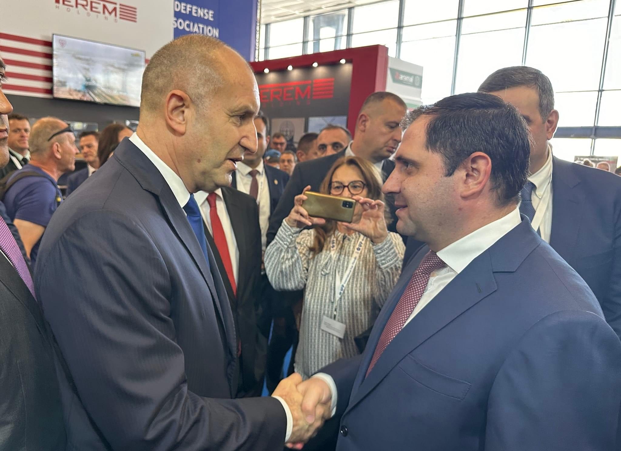 Սուրեն Պապիկյանը կարճատև զրույց է ունեցել Բուլղարիայի Հանրապետության նախագահ Ռումեն Ռադևի հետ