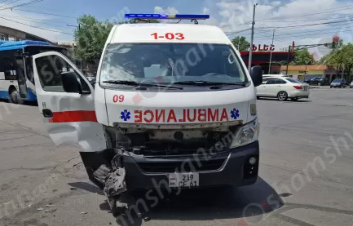Երևանում հերթական ավտովթարն է տեղի ունեցել կանչի վայր մեկնող շտապօգնության մասնակցությամբ․ կա տուժած
