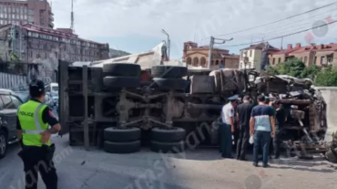 Խոշոր ավտովթար՝ Երևանում․ ավազով բարձված «Կամազը» Հերացիից Խանջյան թունելի հատվածում կողաշրջվել է․ կա տուժած