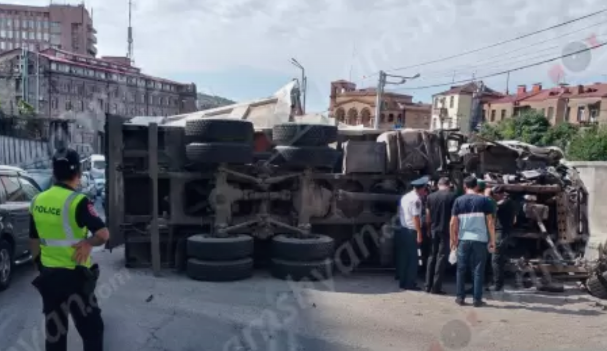 Խոշոր ավտովթար՝ Երևանում․ ավազով բարձված «Կամազը» Հերացիից Խանջյան թունելի հատվածում կողաշրջվել է․ կա տուժած