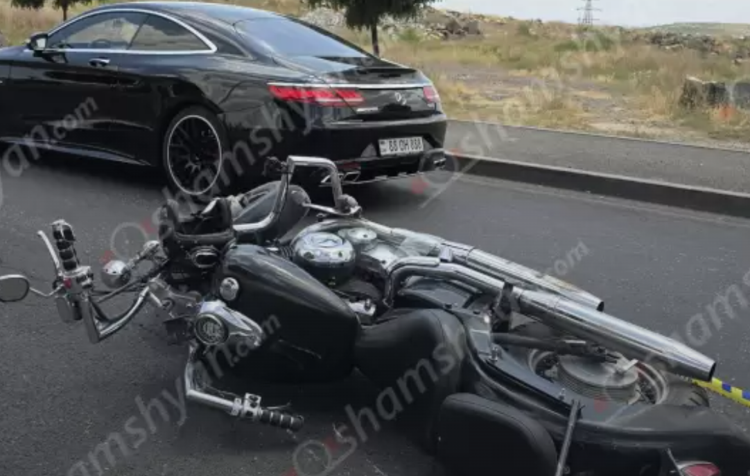 Երևանում «Kawasaki» մոտոցիկլը բախվել է բազալտե եզրաքարին ու կողաշրջվել. կան տուժածներ