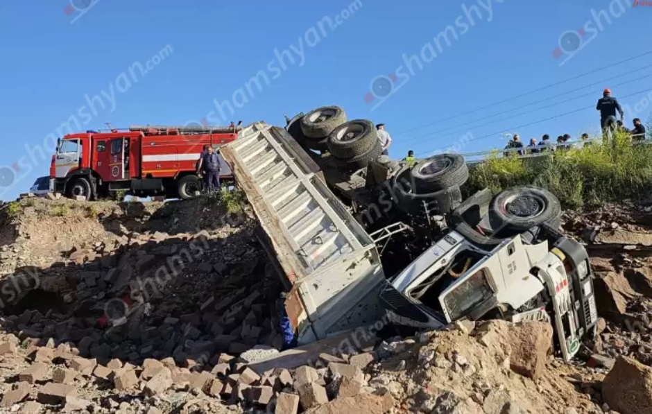 Երևան-Գյումրի ավտոճանապարհին բեռնատարը կողաշրջվել է․ վարորդը տեղում մահացել է