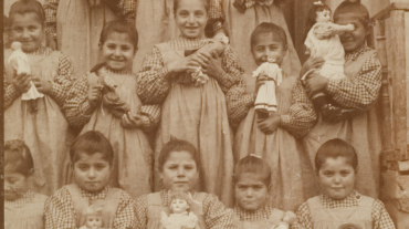 Հայոց ցեղասպանությունը վերապրած երեխաներն՝ իրենց տիկնիկների հետ