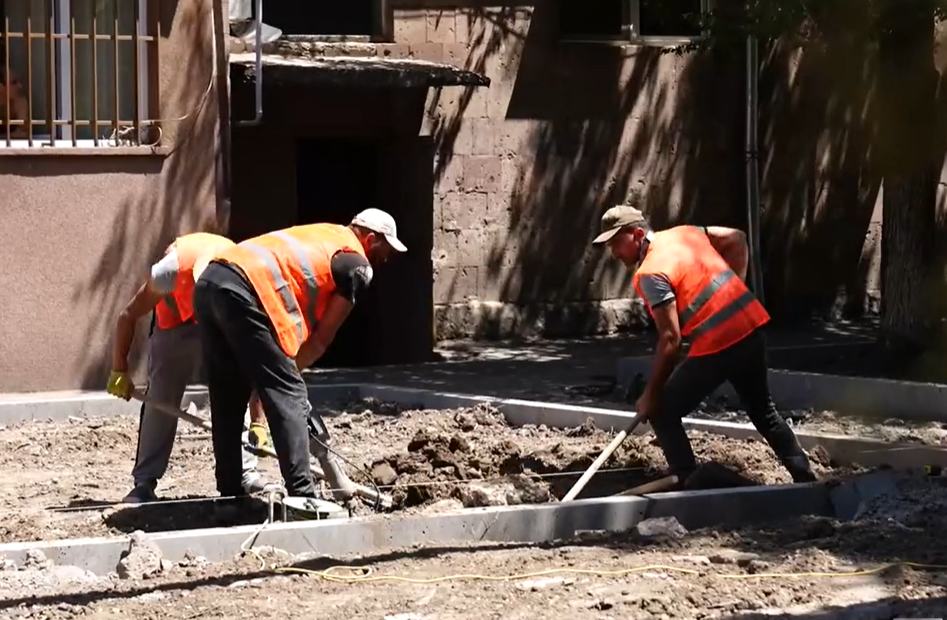 Էրեբունի վարչական շրջանի բակերը բարեկարգվում են