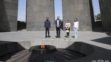 Ավստրիայի Ազգային խորհրդի մարդու իրավունքների հանձնաժողովի նախագահ Նիկոլաուս Շերակն այցելել է Ծիծեռնակաբերդի հուշահամալիր