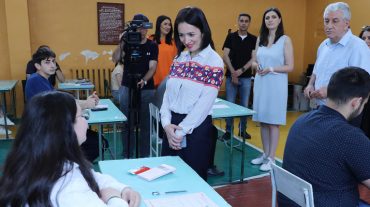 «Ամենահուսալի ճանապարհը  գիտելիքն է». Ժաննա Անդրեասյանն այցելել է քննական կենտրոններ