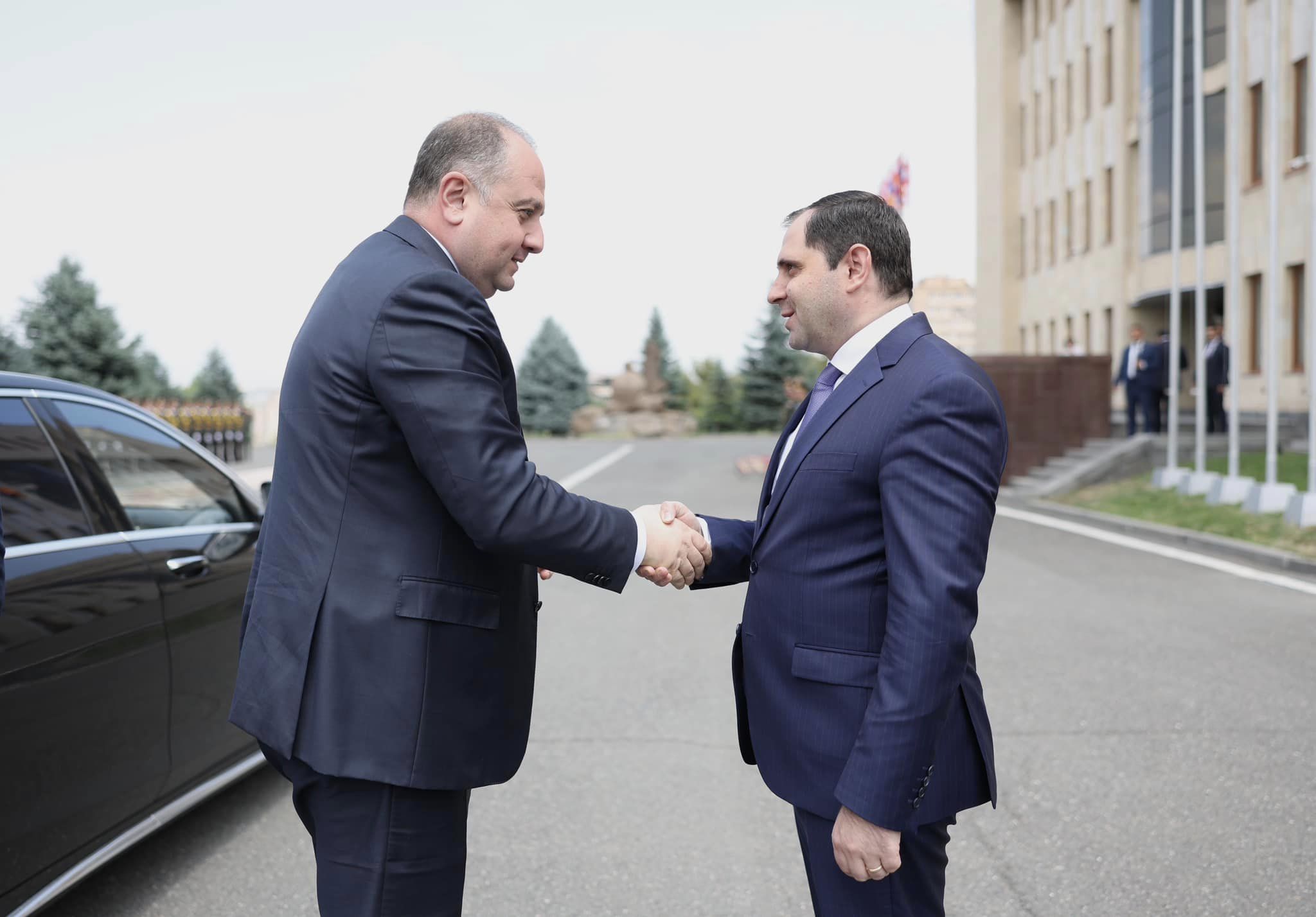 Սուրեն Պապիկյանն ընդունել է Վրաստանի պաշտպանության նախարար Իրակլի Չիկովանիին