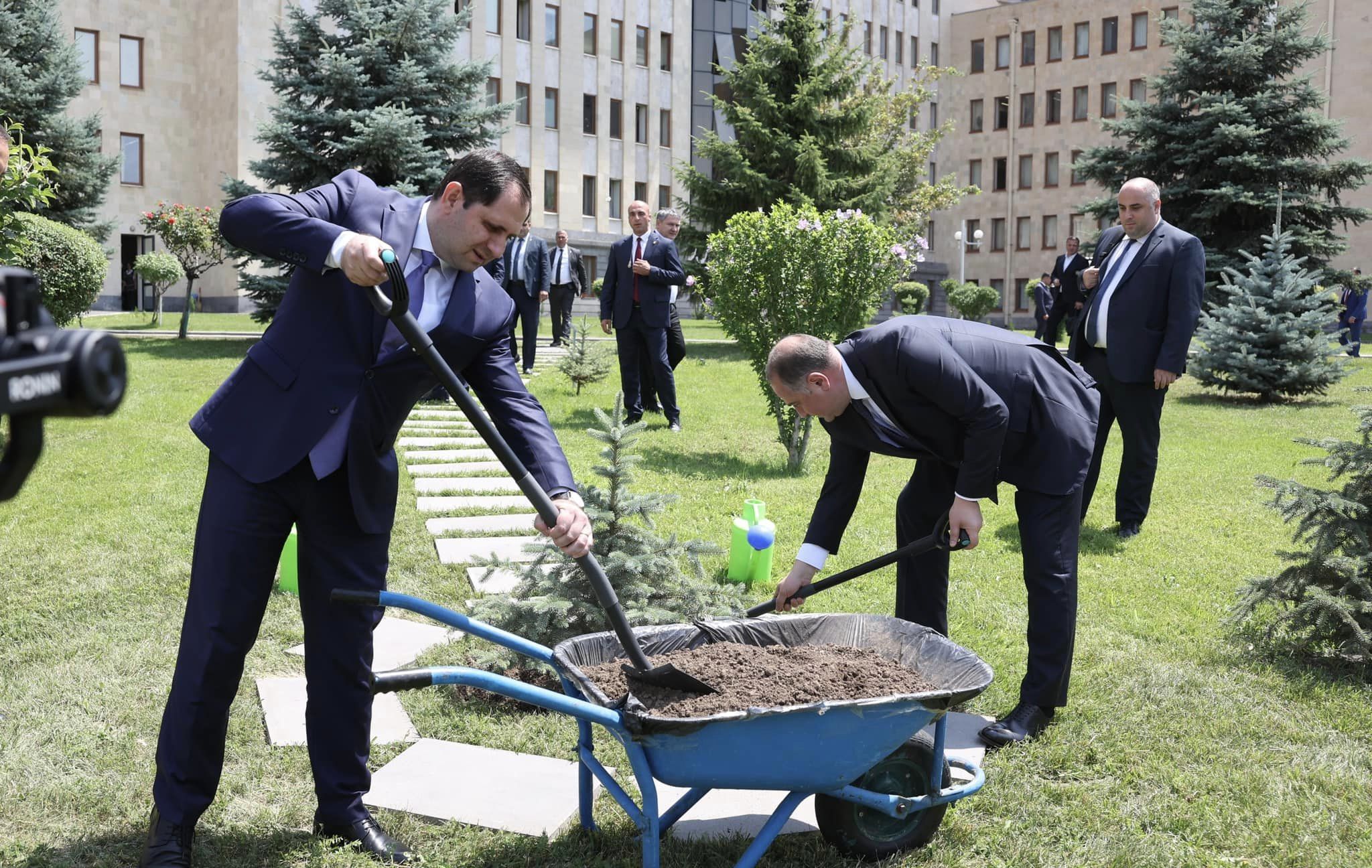 Իրակլի Չիկովանին պաշտպանության նախարարության վարչական համալիրի տարածքում անվանական եղևնի է տնկել