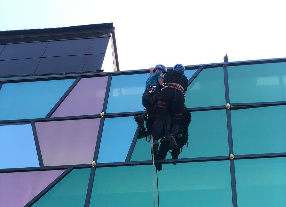Փրկարարները պարանների օգնությամբ քաղաքացուն իջեցրել են տանիքից