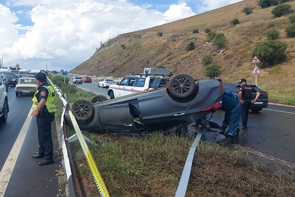 «Չայնիի ոլորաններ»-ում «Hyundai»-ն դուրս է եկել ավտոճանապարհի երթևեկելի հատվածից և գլխիվայր շրջվել է