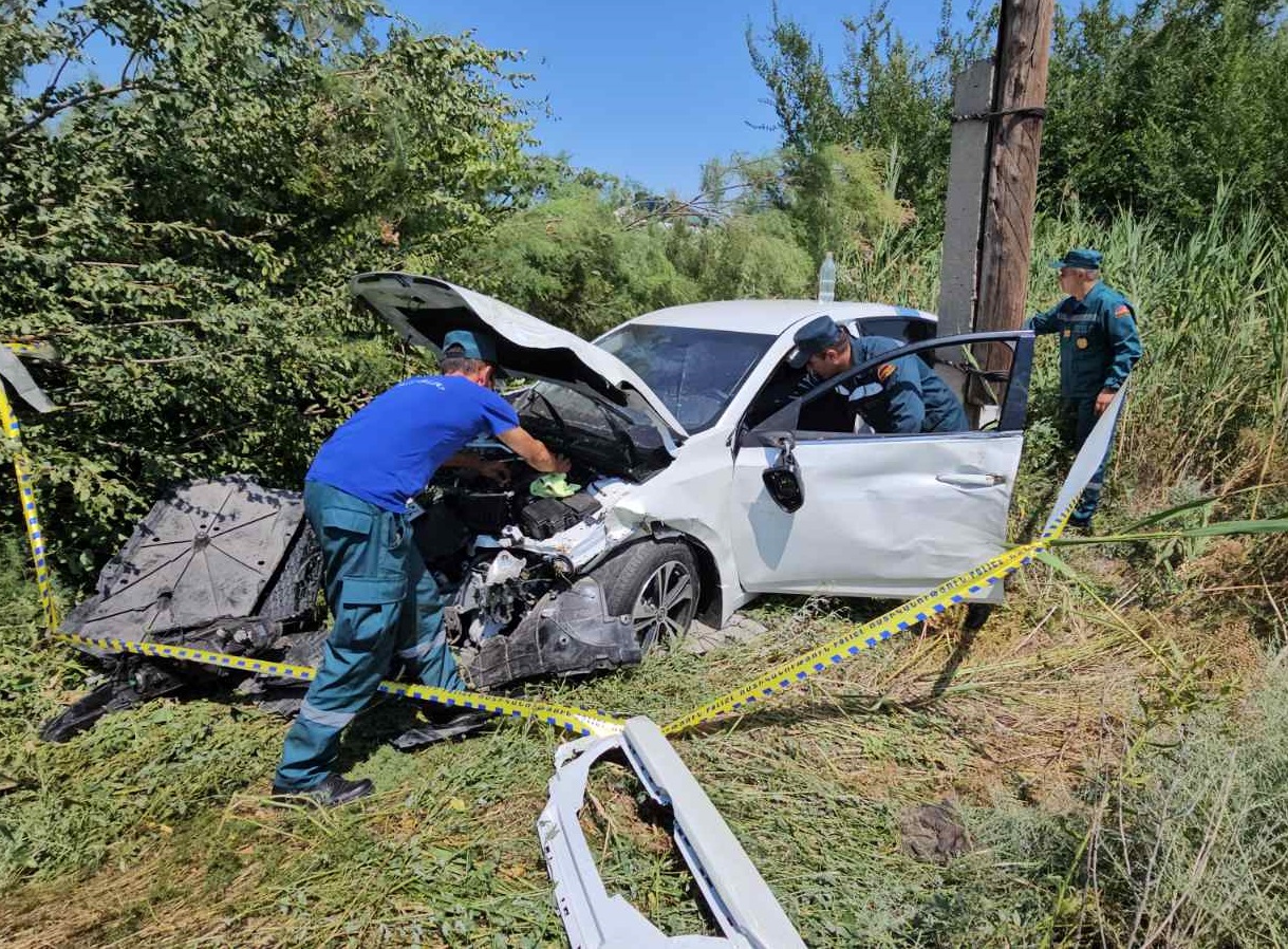 Արարատի մարզում «Nissan»-ը բախվել է ծառին, կոտրել այն և հայտնվել դաշտում. կա տուժած