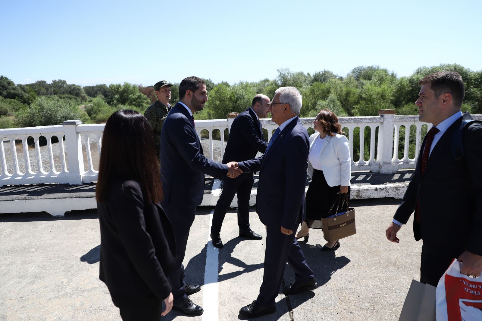 Հանդիպման սկզբում Ռուբինյանը և Քըլըչը  շրջել են Մարգարայի վերանորոգված անցակետում