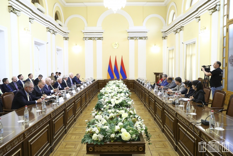 ԱԺ ընդդիմադիր խմբակցությունների պատգամավորները հանդիպել են ԱՄՆ սենատոր Ռոջեր Ուիքերի գլխավորած պատվիրակության հետ