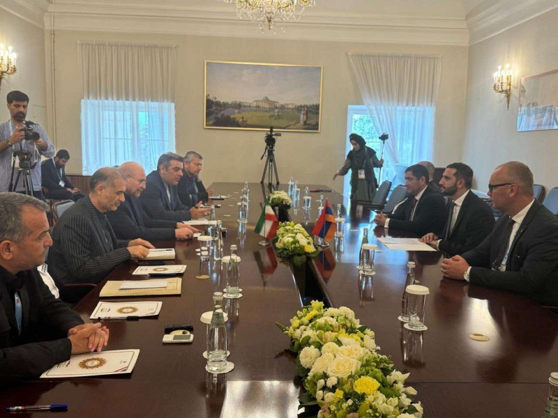 Ռուբեն Ռուբինյանը Սանկտ Պետերբուրգում հանդիպել է ԻԻՀ Մեջլիսի նախագահ Մոհամմադ Բաղեր Ղալիբաֆի հետ