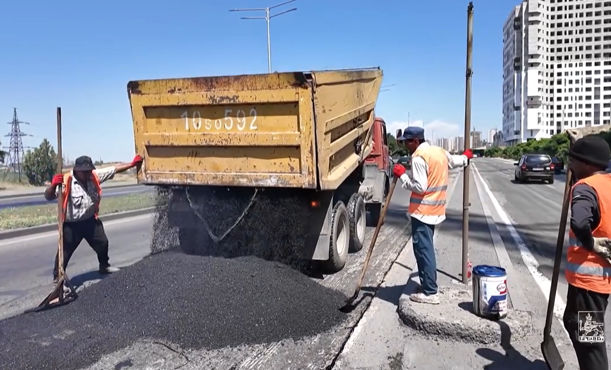 Այս օրերին երեք վարչական շրջաններում ճանապարհների միջին նորոգման, փոսալցման ու ճաքալցման աշխատանքներ են իրականացվում