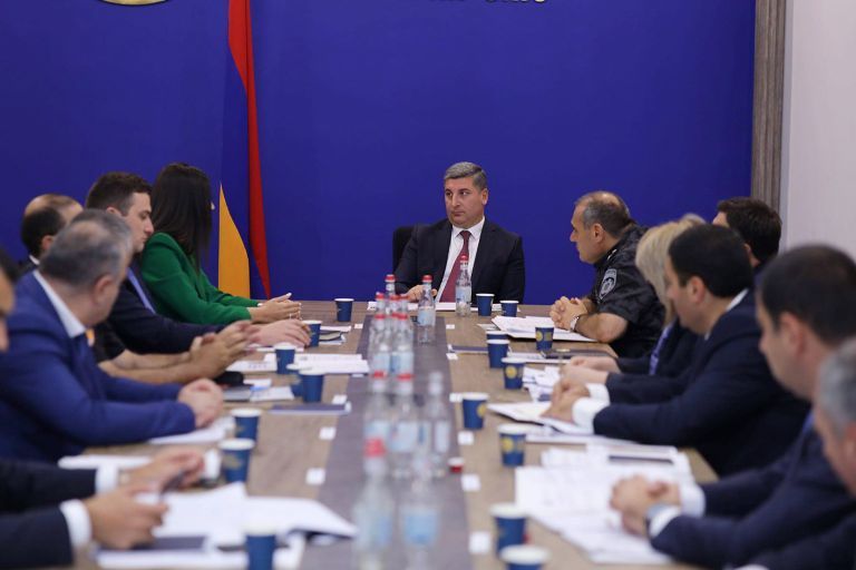 Մարզպետերի մասնակցությամբ քննարկվել են ճանապարհներին շինությունների և ավտոկայանատեղիների օրինականության ու անվտանգության հարցեր