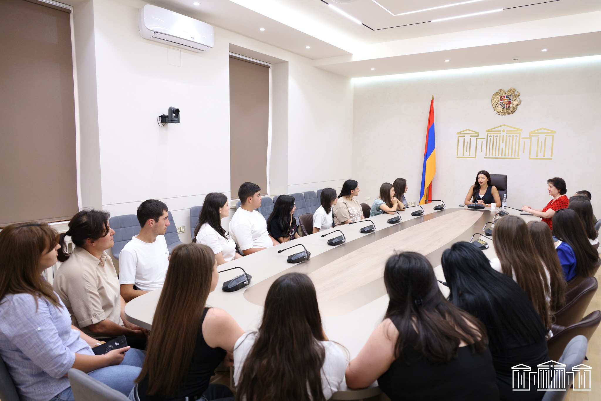 Ճանաչողական այցով խորհրդարանում հյուրընկալվել են Պեմզաշեն գյուղի միջնակարգ դպրոցի աշակերտները եւ ուսուցիչները