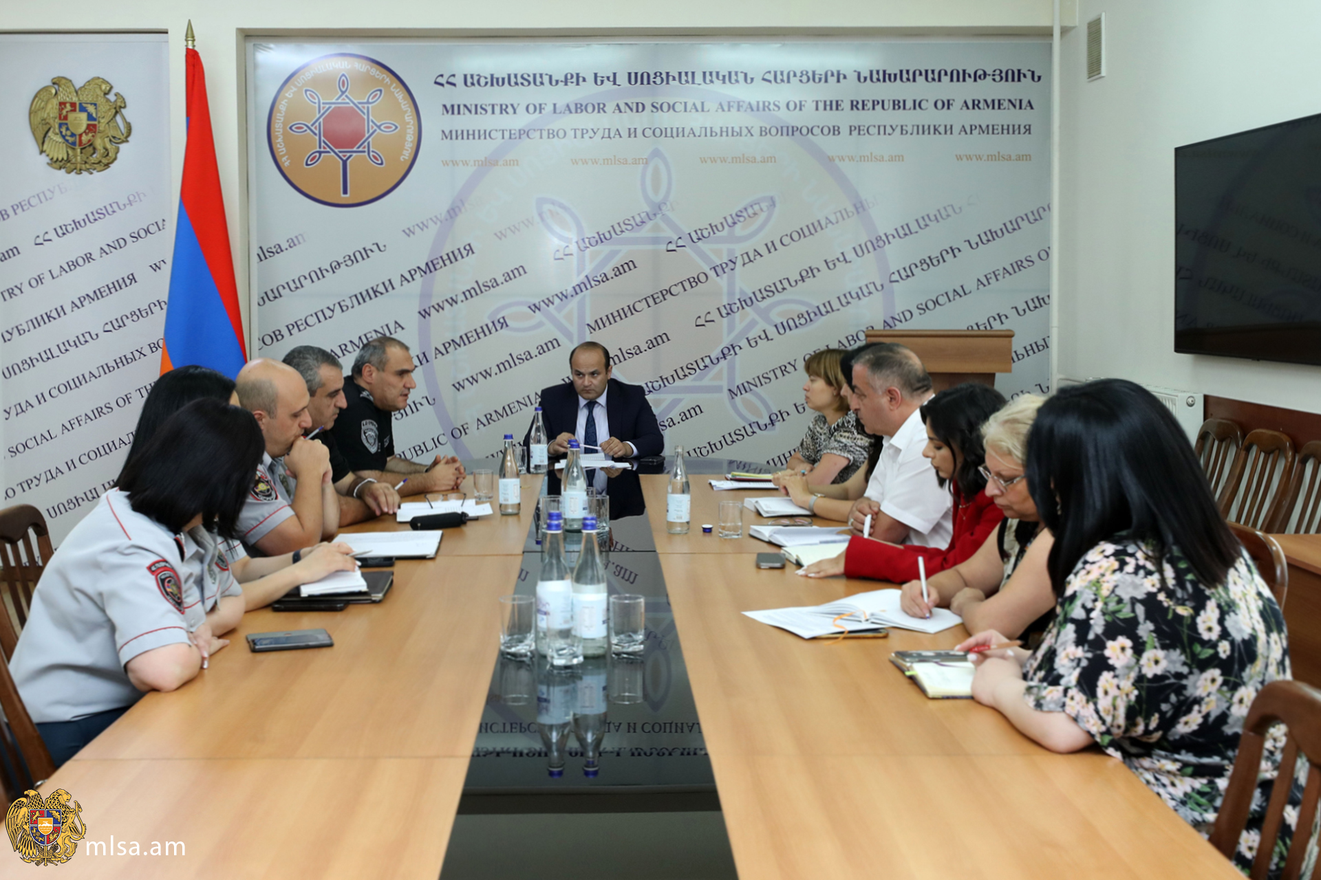 Նարեկ Մկրտչյանի գլխավորությամբ տեղի է ունեցել աշխատանքային քննարկում՝ անօթևանների, մուրացիկ ու թափառաշրջիկ անչափահասների վերաբերյալ