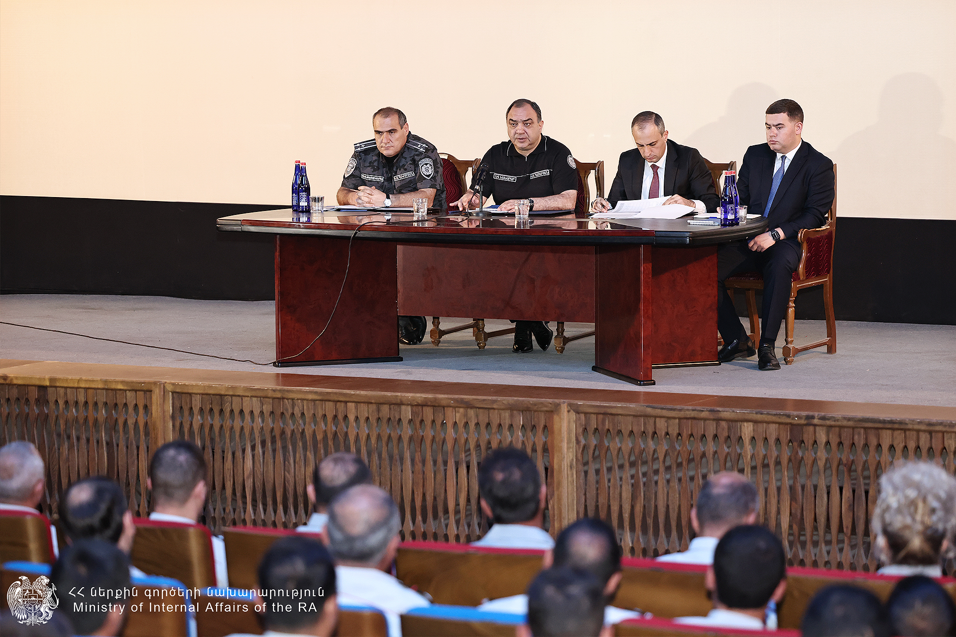 ՆԳ նախարարը Շիրակի մարզ այցի շրջանակում ոստիկանների հետ աշխատանքային խորհրդակցություն է անցկացրել
