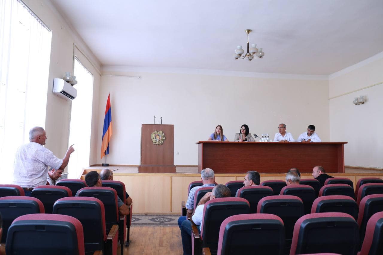 Էկոնոմիկայի նախարարի տեղակալը հանդիպել է Արմավիր, Մեծամոր և Բաղրամյան համայքներում տեղացած կարկուտից տուժած հողօգտագործողների հետ