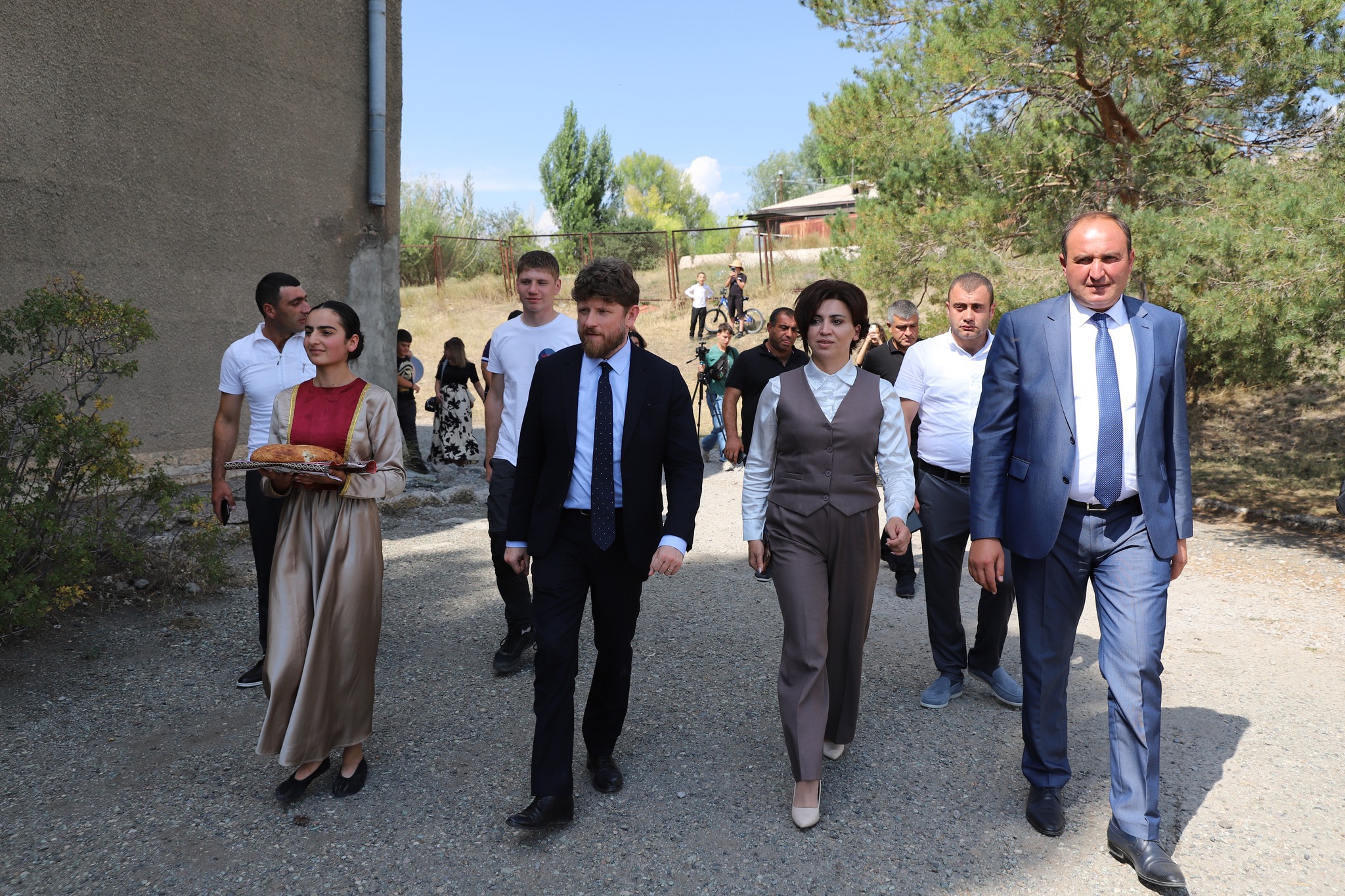 Ֆրանսիայի դեսպանը հետևել է Ջրառատի վարչական նստավայրի դահլիճի և հանդերձարանի վերանորգման աշխատանքներին