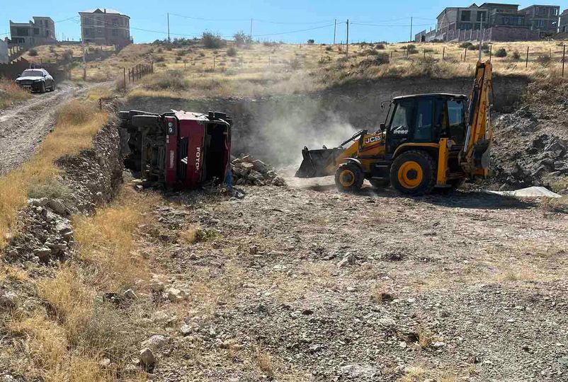 Բեռնատարը կողաշրջվել և հայտնվել է ձորակում. կա տուժած