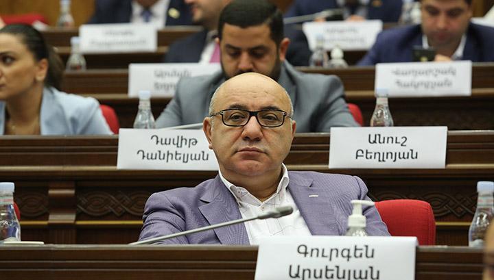 Գուրգեն Արսենյանը դադարեցնում է պատգամավորական լիազորությունները