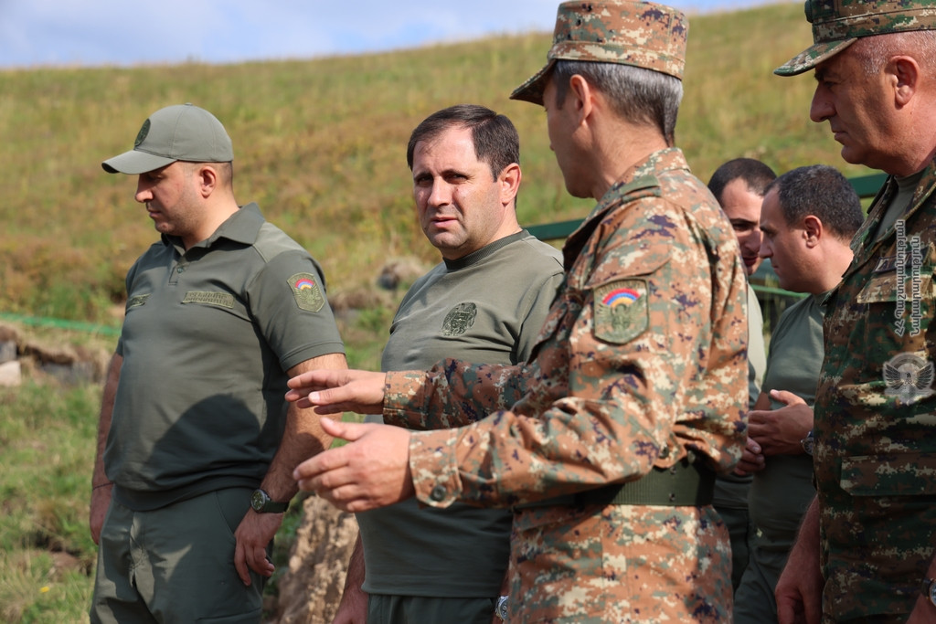 Սուրեն Պապիկյանը շրջել է առաջնագծում, հետևել ընթացող լայնածավալ շինաշխատանքներին