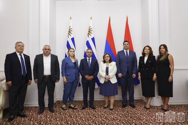 Հայաստան-Ուրուգվայ բարեկամական խմբի անդամները հանդիպել են Ուրուգվայից ժամանած պատվիրակության հետ