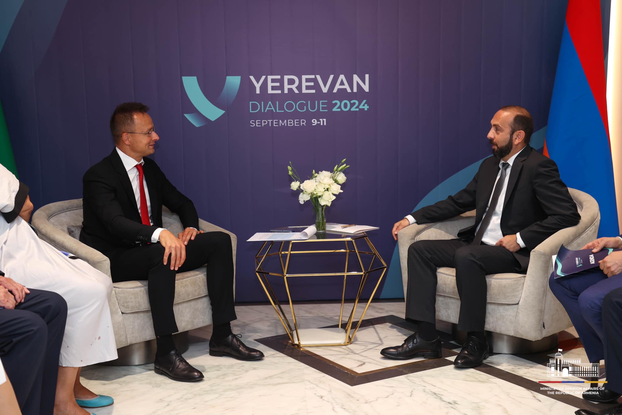 Արարատ Միրզոյանը հանդիպում է ունեցել Հունգարիայի ԱԳ և առևտրի նախարար Պետեր Սիյարտոյի հետ