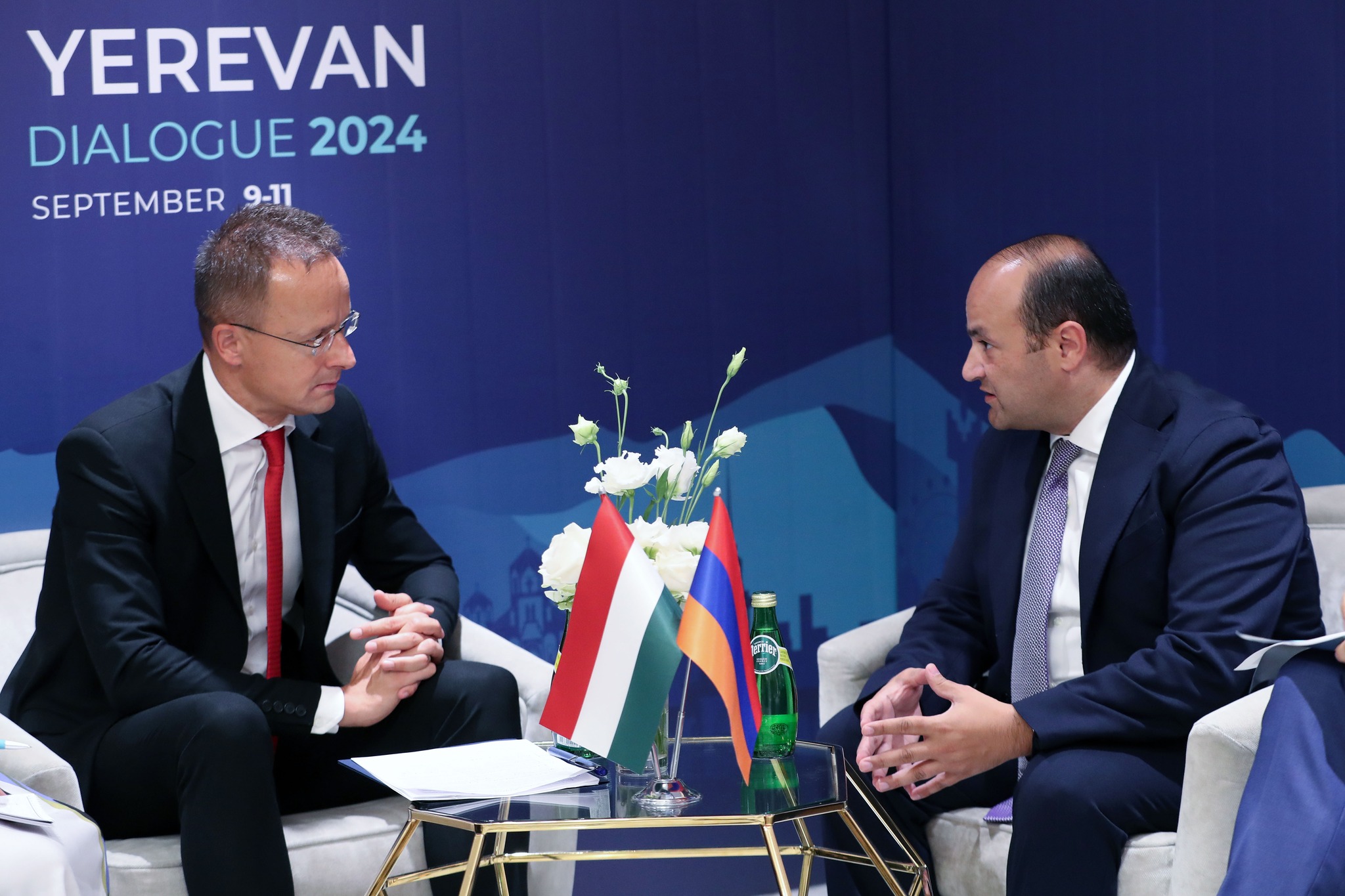 Նախարար Նարեկ Մկրտչյանը հանդիպում է ունեցել Հունգարիայի արտաքին գործերի և առևտրի նախարար Պետեր Սիյարտոյի հետ