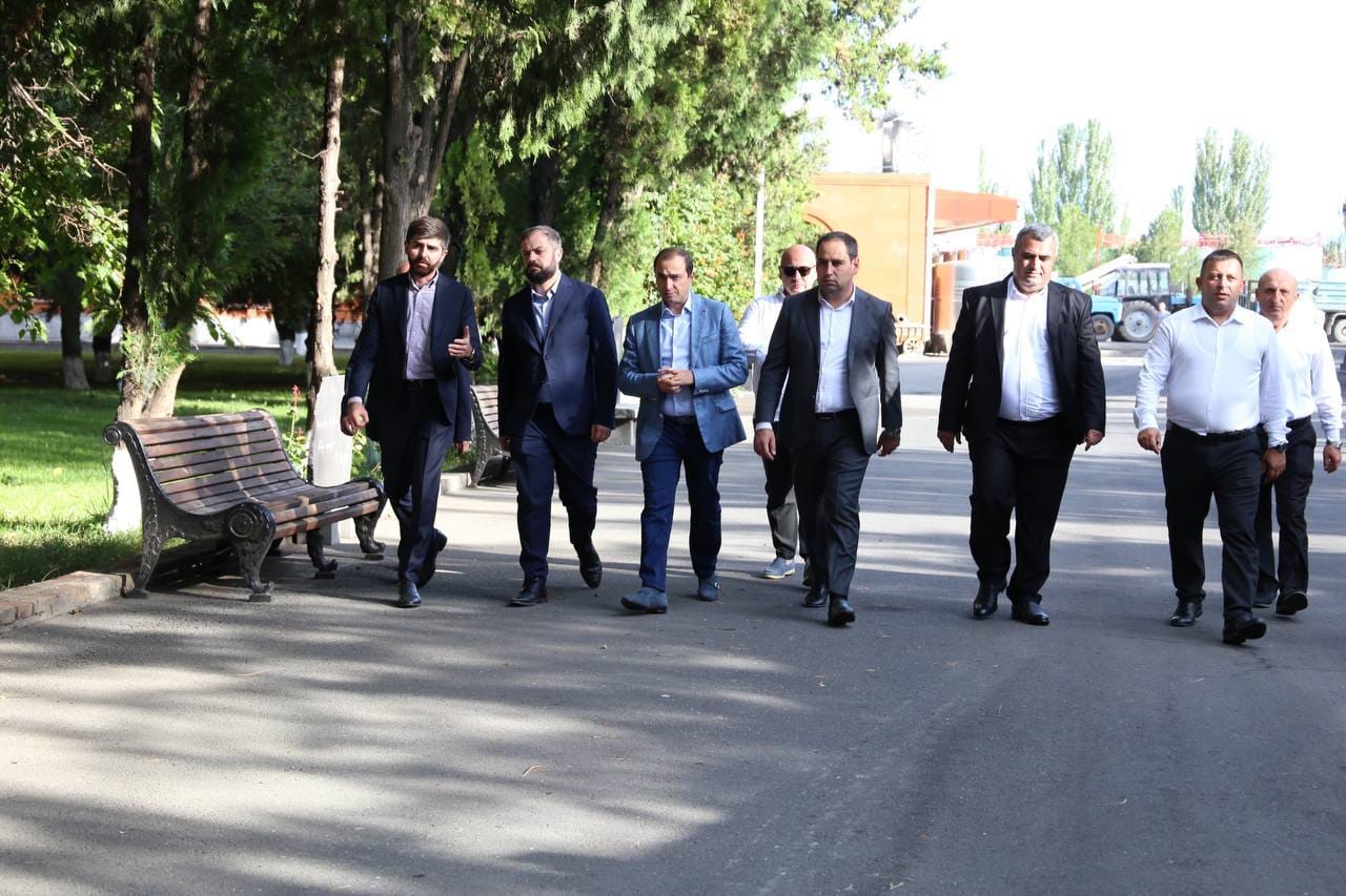 Էկոնոմիկայի նախարարն Արմավիրի մարզում հետևել է խաղողի մթերումների ընթացքին